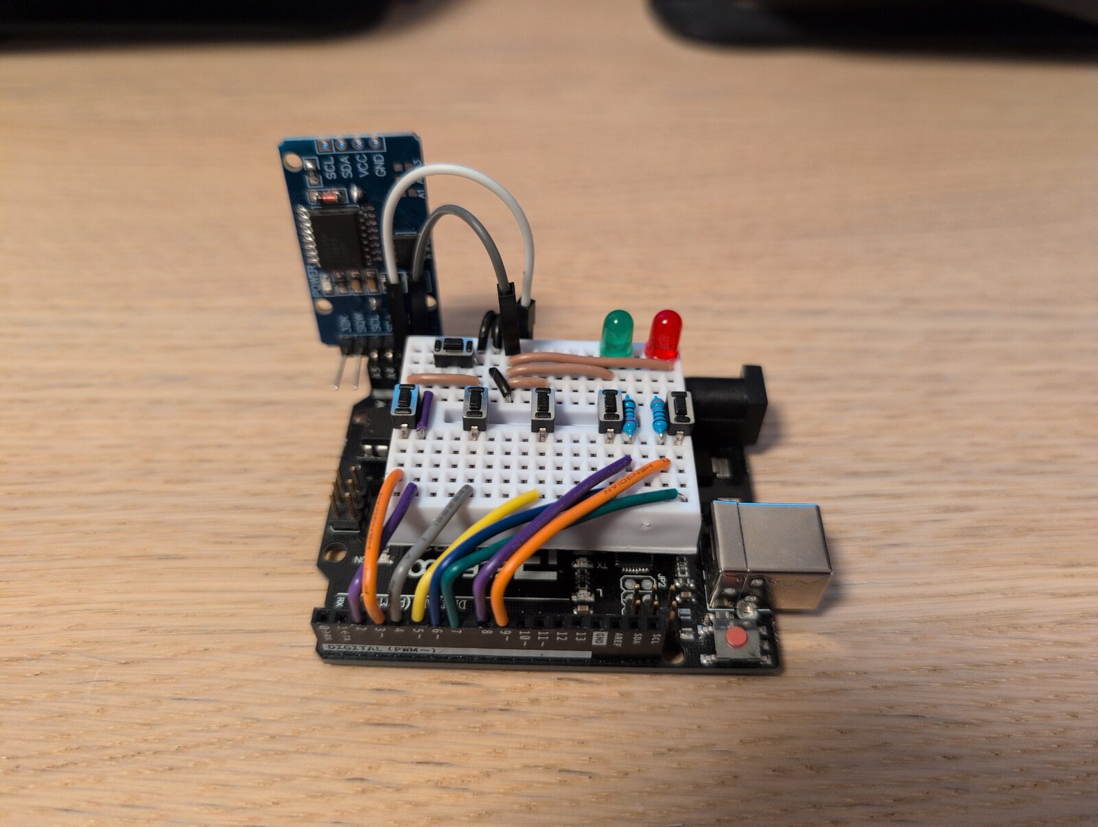An arduino contraption with 6 buttons, and two LEDs: green and red